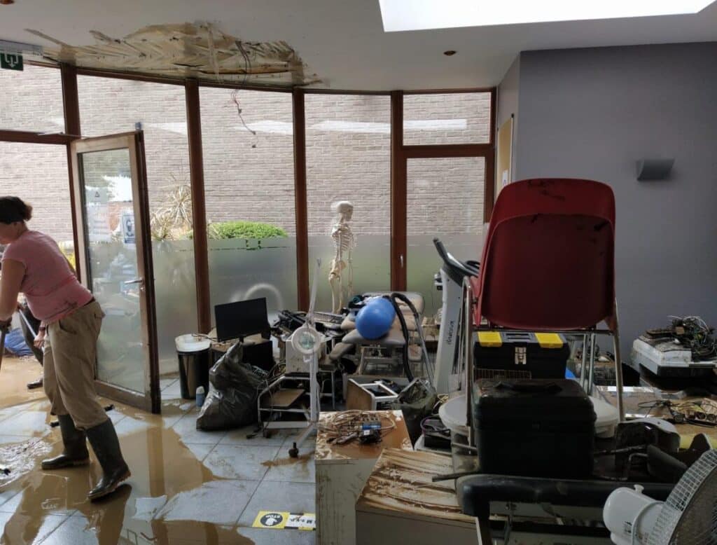 Le rez-de-chaussée de la maison médicale après les inondations (2021)
